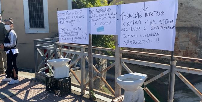 Gli striscioni affissi durante la protesta di ieri